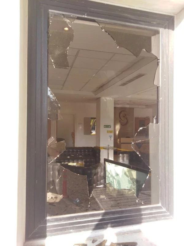 σπασμένο παράθυρο σε συγκρότημα ΔΙΑΣ στην Κύπρο μετά από επίθεση