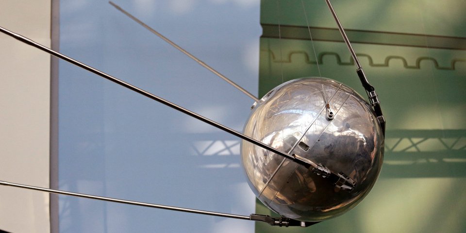 Αντίγραφο του Sputnik 1, του πρώτου τεχνητού δορυφόρου που μπήκε σε τροχιά γύρω από τη γη στις 4 Οκτωβρίου του 1957