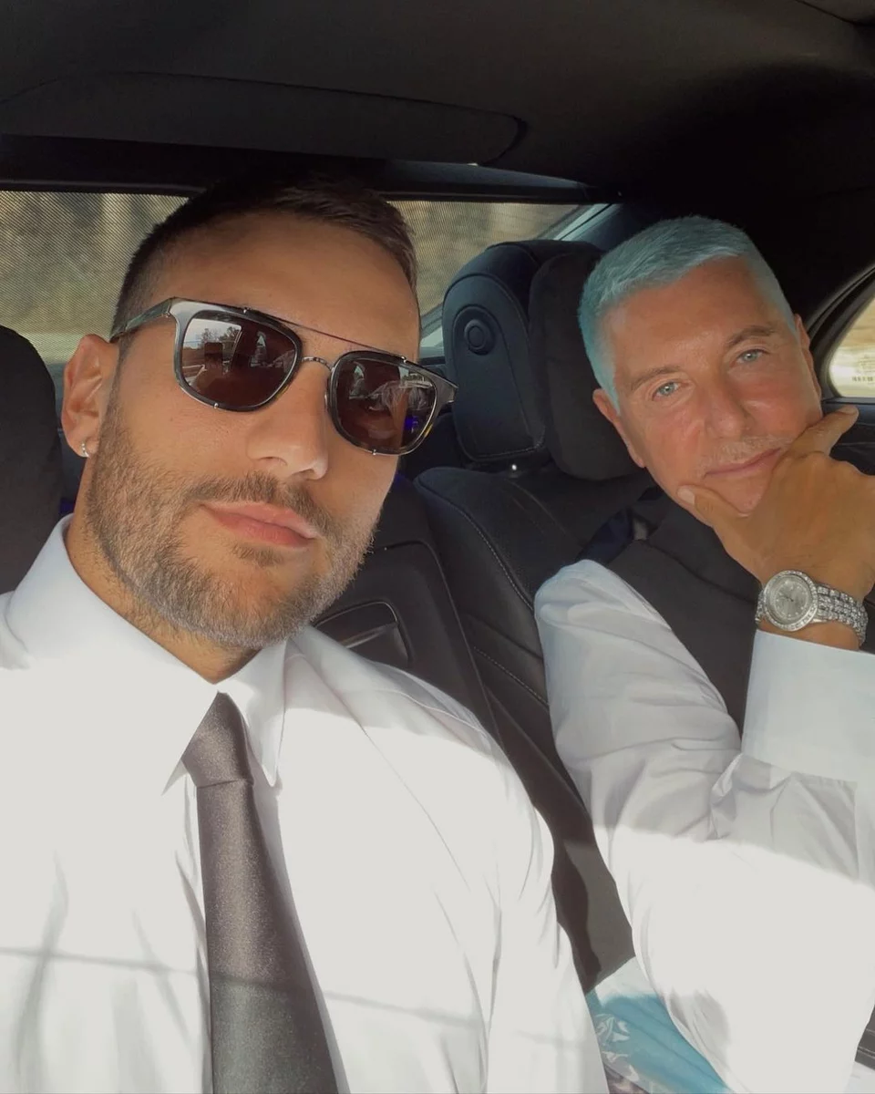 Ο Stefano Gabbana με τον σύντροφό του, καθ' οδόν για τον γάμο της Κίτι Σπένσερ