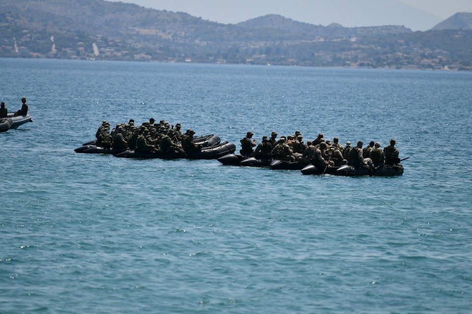 στρατιώτες σε βάρκα στη Νέα Πέραμο