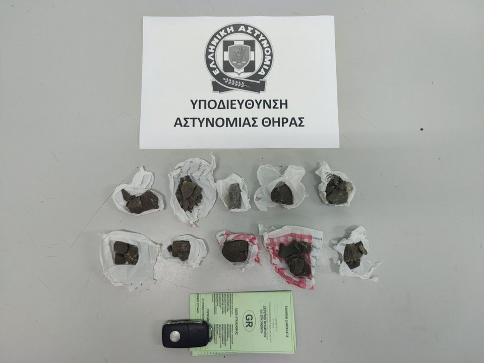 Οι ναρκωτικές ουσίες που βρέθηκαν στην κατοχή του συλληφθέντα / Φωτογραφία: astynomia.gr