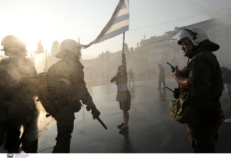 Επεισόδια στη συγκέντρωση αντιεμβολιαστών στο Σύνταγμα / Φωτογραφία: Intimenews/ΛΙΑΚΟΣ ΓΙΑΝΝΗΣ