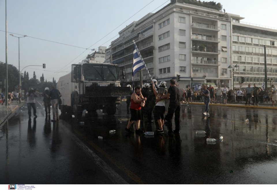 Επεισόδια στη συγκέντρωση αντιεμβολιαστών στο Σύνταγμα / Φωτογραφία: Intimenews/ΛΙΑΚΟΣ ΓΙΑΝΝΗΣ