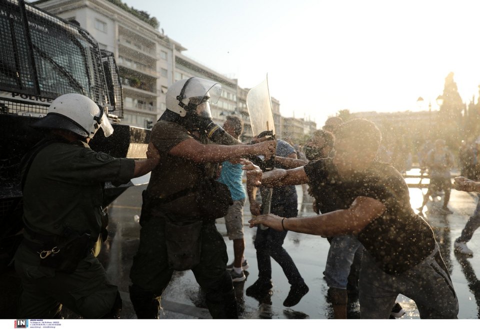 Επεισόδια στη συγκέντρωση αντιεμβολιαστών στο Σύνταγμα / Φωτογραφία: Intimenews/ΛΙΑΚΟΣ ΓΙΑΝΝΗΣ