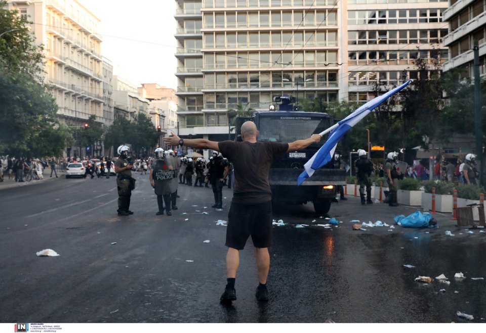 Επεισόδια στη συγκέντρωση αντιεμβολιαστών στο Σύνταγμα / Φωτογραφία: Intimenews/ΛΙΑΚΟΣ ΓΙΑΝΝΗΣ
