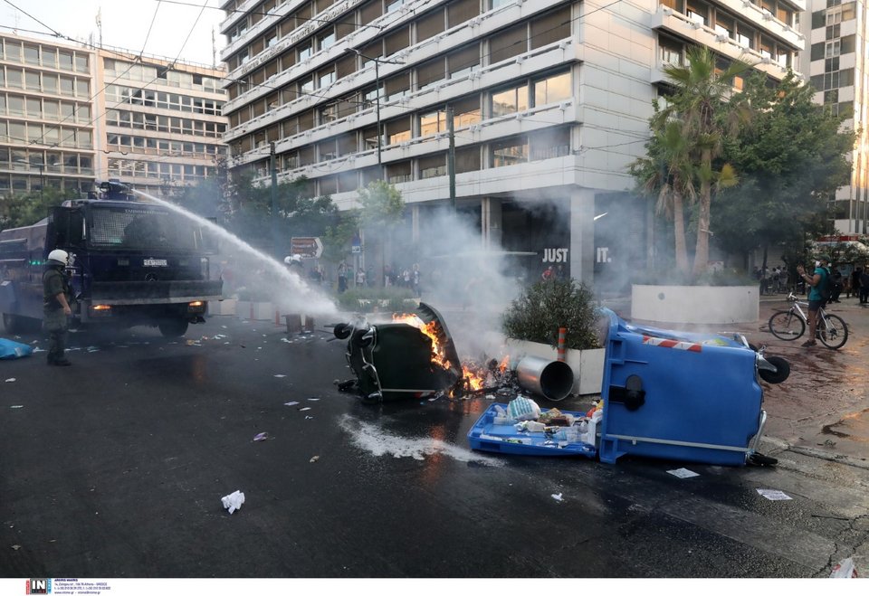 Επεισόδια στη συγκέντρωση αντιεμβολιαστών στο Σύνταγμα / Φωτογραφία: Intimenews/ΛΙΑΚΟΣ ΓΙΑΝΝΗΣ