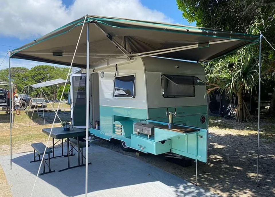 Η εντυπωσιακή πτυσσόμενη κουζίνα του βαν