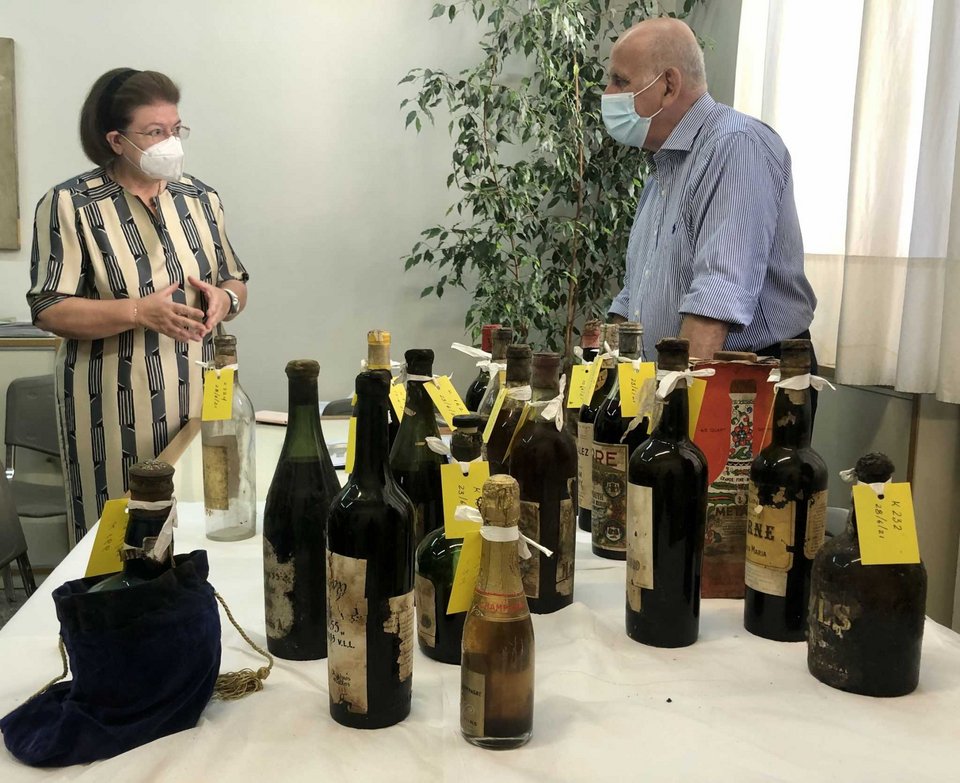 Η υπουργός Πολιτισμού, Λίνα Μενδώνη, δήλωσε ότι «η κάβα του Τατοΐου έχει εξαιρετικά μεγάλο επιστημονικό και ερευνητικό ενδιαφέρον» / Φωτογραφία: ΑΠΕ/Υπ. Πολιτισμού