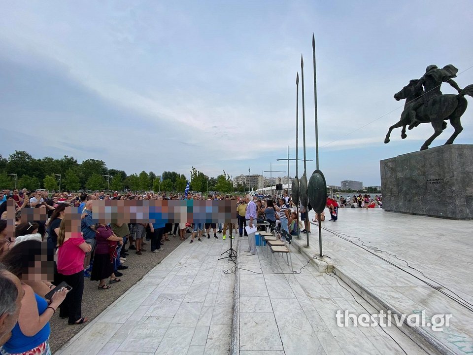 Στιγμιότυπο από την συγκέντρωση μπροστά στο άγαλμα του Μεγάλου Αλεξάνδρου στη Θεσσαλονίκη