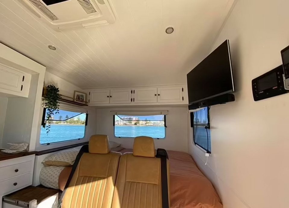 τηλεόραση κρεβάτι και καθίσματα στο εσωτερικό του βαν