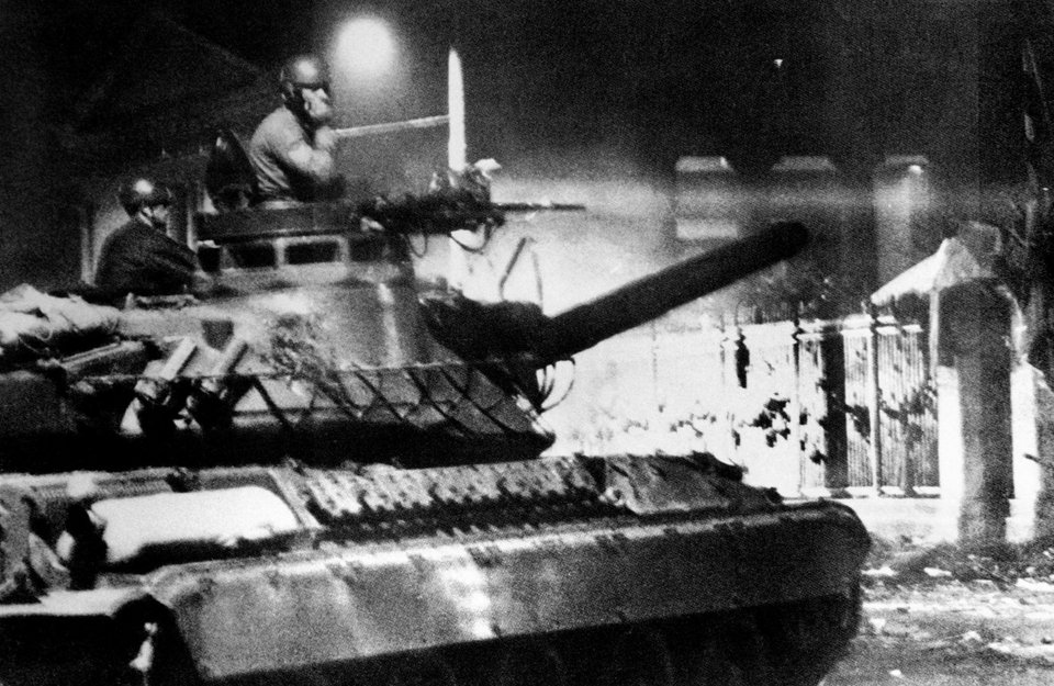 Το τανκ στην είσοδο του Πολυτεχνείου, λίγο πριν εισβάλει σε αυτό / Φωτογραφία: Δήμος Αθηναίων