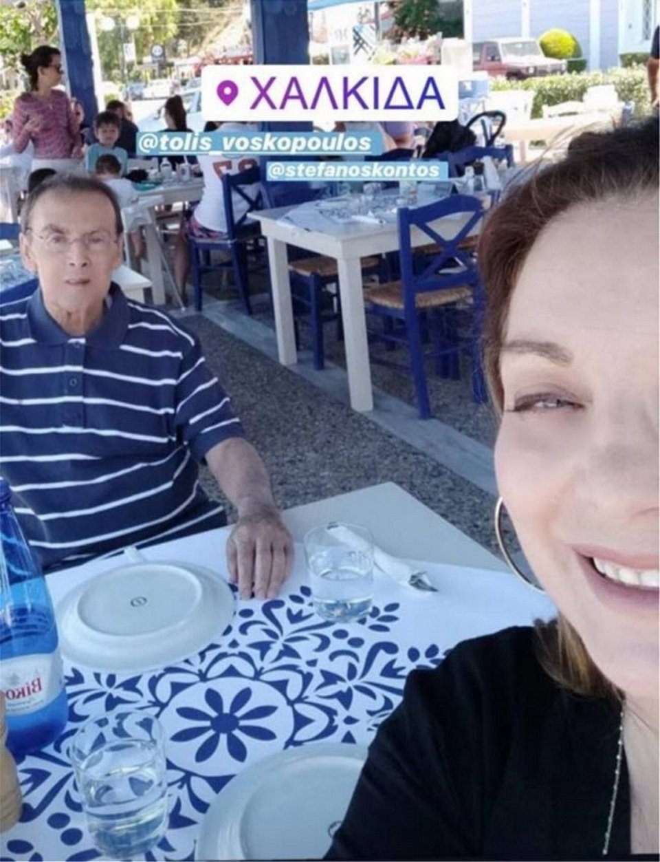 Τόλης Βοσκόπουλος και Άντζελα Γκερέκου σε ταβερνάκι στη Χαλκίδα