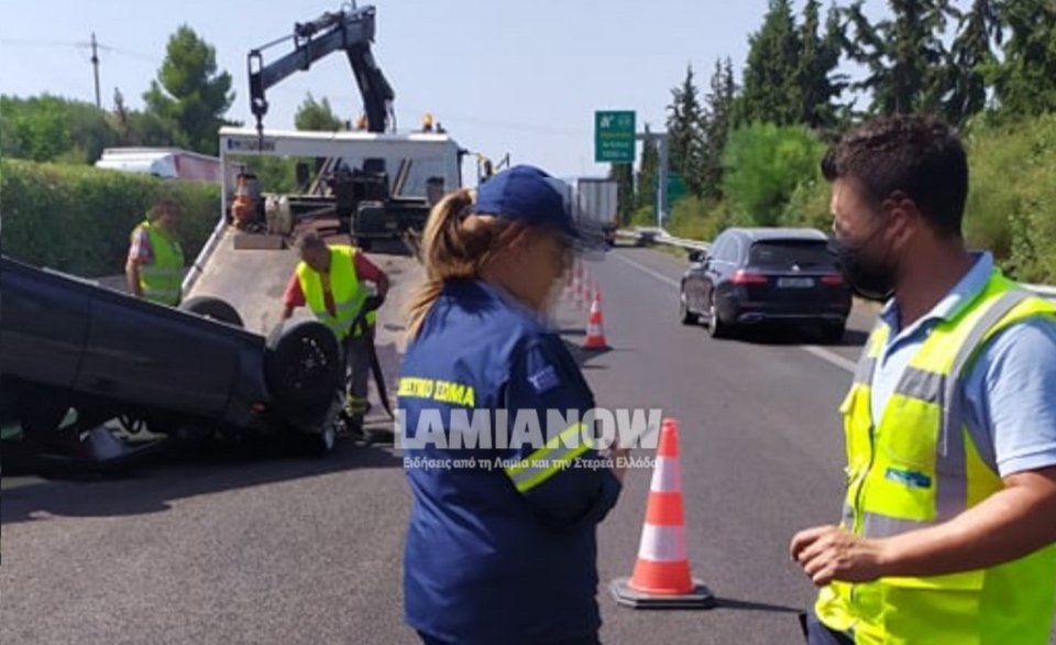 Το αυτοκίνητο ανατράπηκε, αφού πρώτα βρήκε στη νησίδα / Φωτογραφία: lamianoew.gr