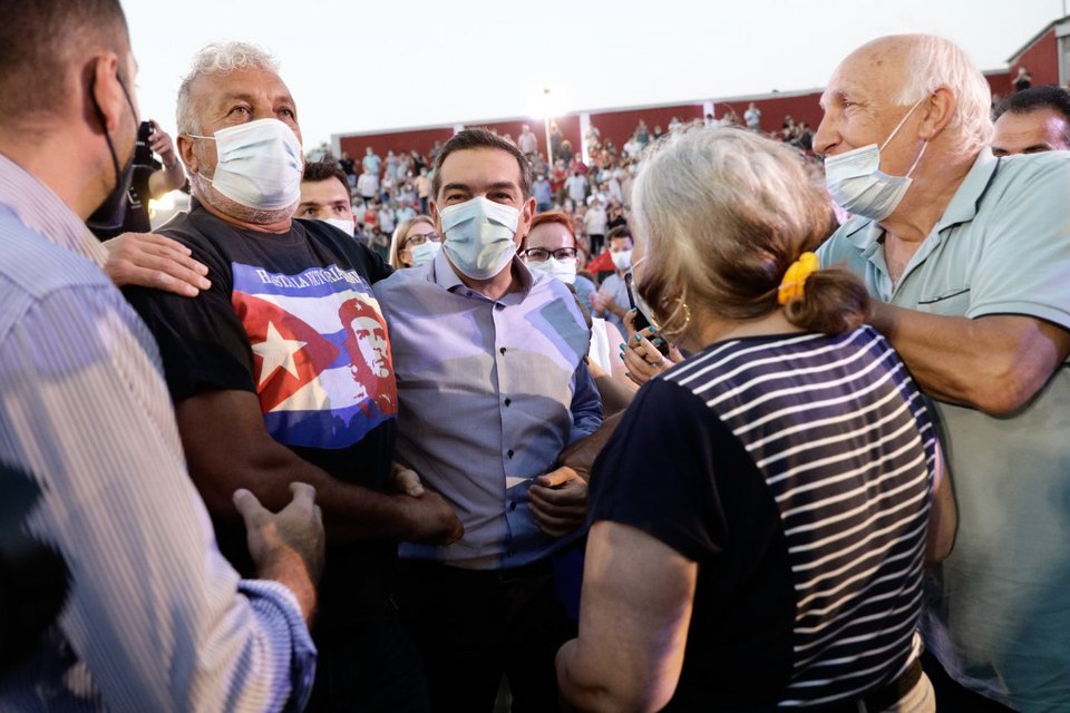 Ο Αλέξης Τσίπρας με υποστηρικτές του ΣΥΡΙΖΑ στη Θεσσαλονίκη / Φωτογραφία: Konstantinos Tsakalidis / SOOC