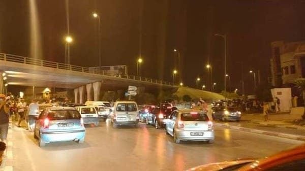 O κόσμος επευφημεί τον στρατό έξω από το Κοινοβούλιο - Φωτογραφία: middleeast.in-24.com