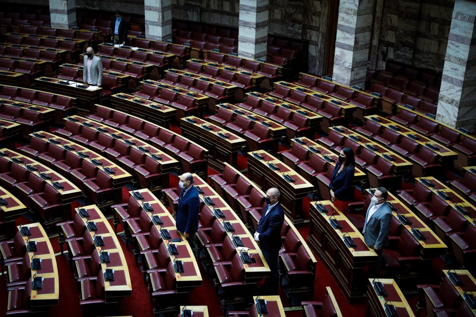 Βουλευτές κρατούν ενός λεπτού σιγή στη μνήμη του Τάσου Νεράντζη / Φωτογραφία: Ευρωκίνηση/ΚΟΝΤΑΡΙΝΗΣ ΓΙΩΡΓΟΣ