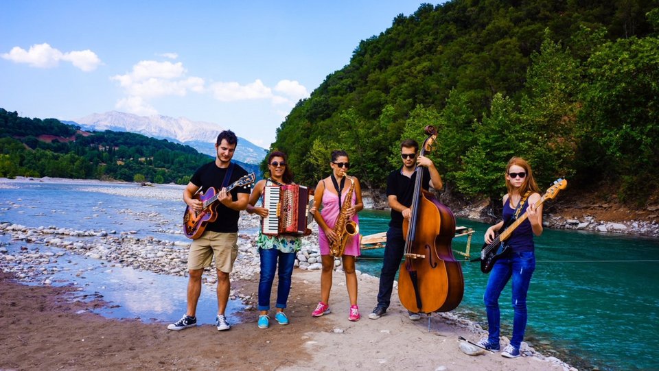 Βουτιές μετά μουσικής στα καταγάλανα νερά της Κοιλάδας