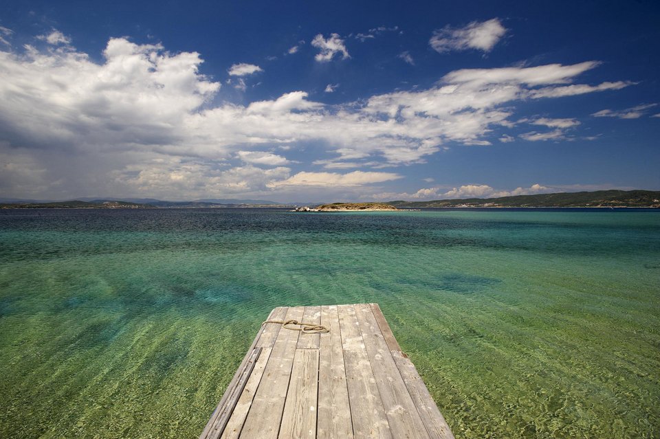 Γαλαζοπράσινα νερά στη Χαλκιδική