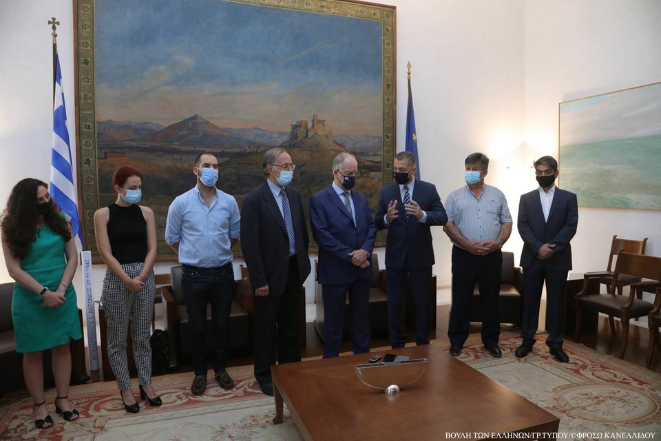 Οι παρόντες κατά την υπογραφή της σύμβασης