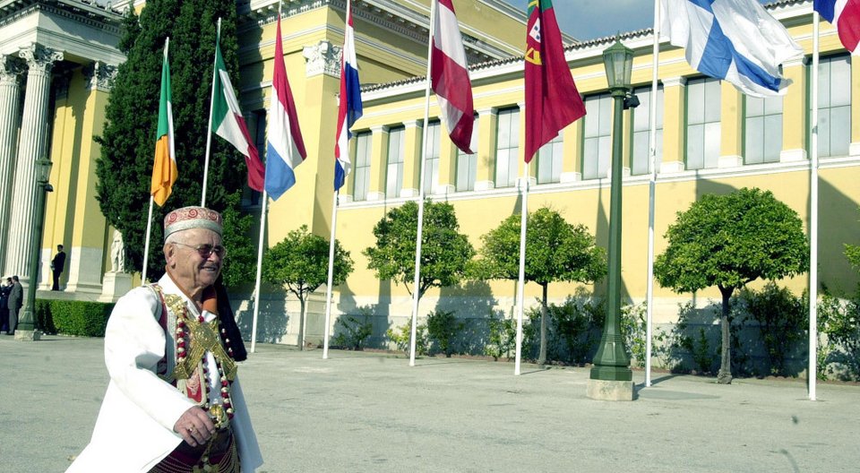 Στιγμιότυπο από εκδήλωση για την ένταξη της Ελλάδας στην ΟΝΕ και το ευρώ, στο Ζάππειο το 2001