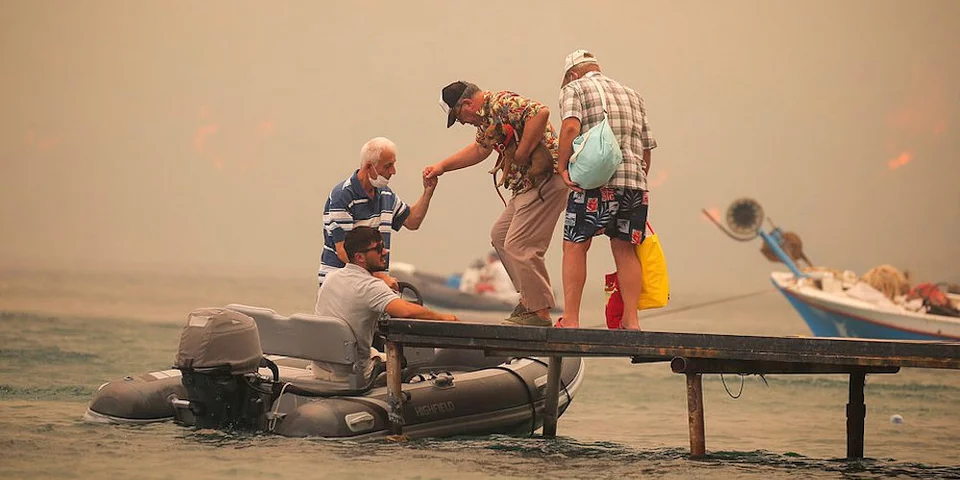https://www.iefimerida.gr/sites/default/files/styles/in_article/public/article-images/2021-08/%CE%A4urkey-wildfires-boatrescue.jpg.webp?itok=V-fzSsYq