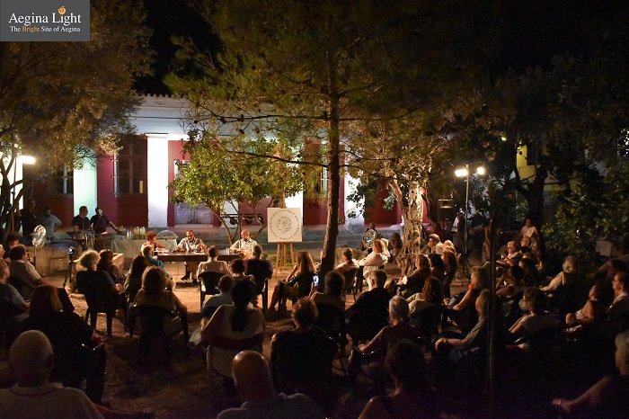 Η Μαρία Παπαδήμα, ο Νίκος Μπακουνάκης, ο ηθοποιός Ακύλλας Καραζήσης στο πάνελ, στον κήπο του Ευνάρδειου, στην Αίγινα