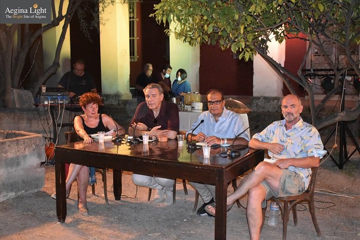 Δεύτερος από αριστερά ο Γιώργος Καλόφωνος, πρόεδρος του Εφορευτικού Συμβουλίου της Καποδιστριακής Δημόσιας Βιβλιοθήκης Αίγινας και διοργανωτής των εκδηλώσεων «Κάθε Τετάρτη στο Ευνάρδειο με ένα βιβλίο»