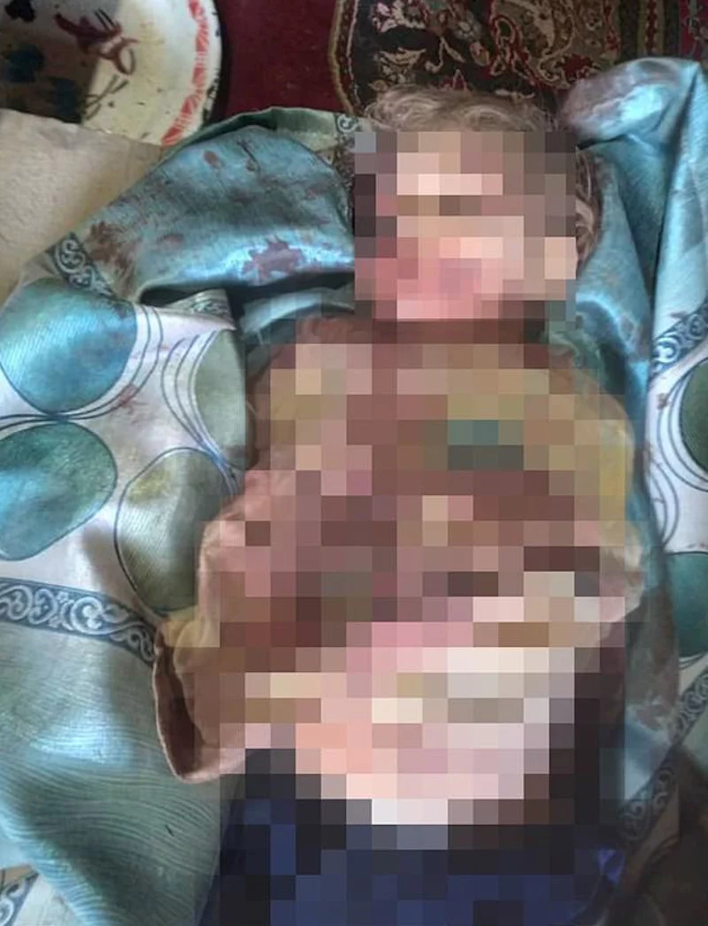 Mια από τις σοκαριστικές φωτογραφίες θυμάτων των Ταλιμπάν, όπως λέει ο πρώην ΥΠ ΕΣ του Αφγανιστάν, δείχνει τη σορό ενός παιδιού