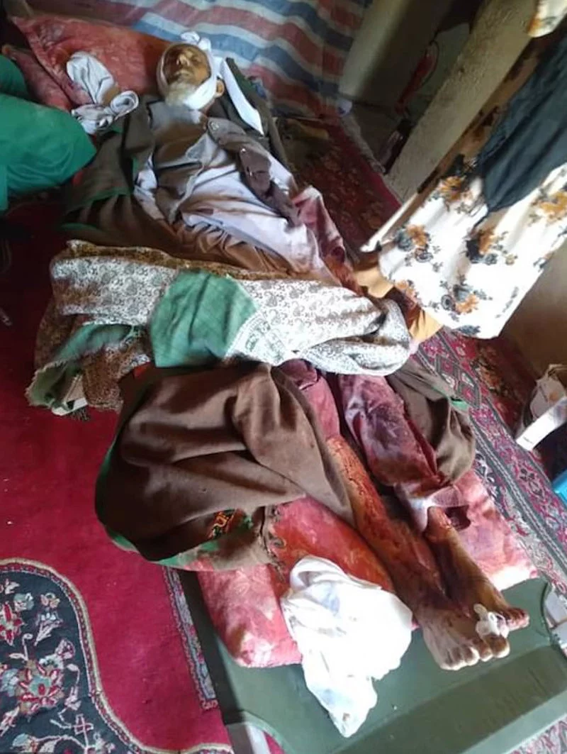 Μια άλλη φωτογραφία στην ανάρτηση του Μασούντ Ανταραμπί δείχνει την αιμόφυρτη σορό ενός ηλικιωμένου / Φωτογραφία: Twitter@andarabi