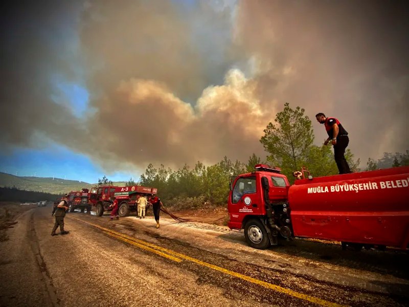 Πυροσβέστες στη μάχη με τις φλόγες κοντά στην Αλικαρνασσό (Μπόντρουμ)