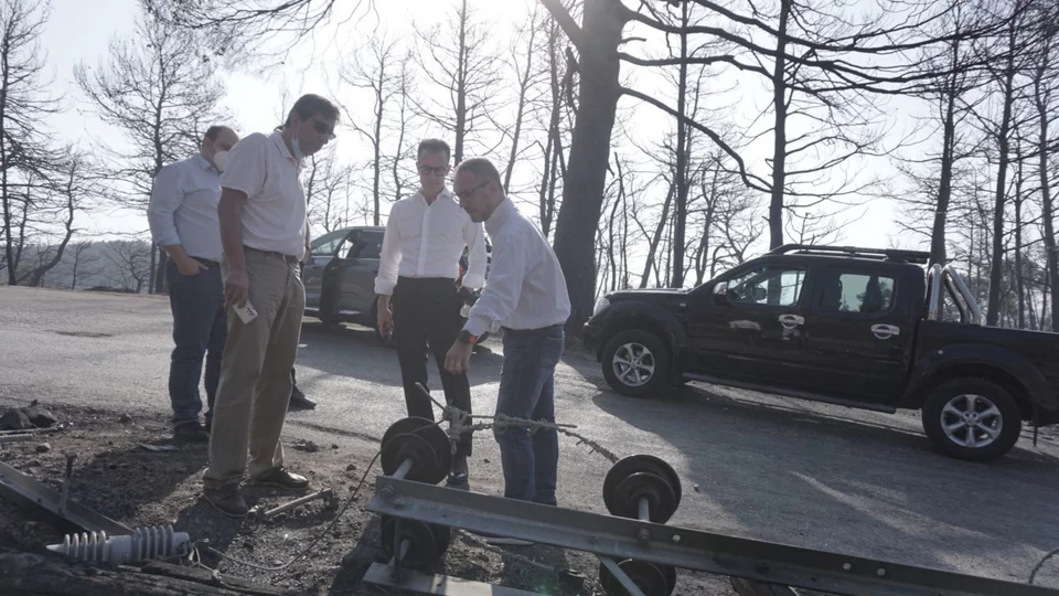 Αυτοψία στις ζημιές που προκλήθηκαν / Φωτογραφία: ΔΕΔΔΗΕ