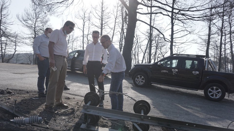 Αυτοψία στις ζημιές που προκλήθηκαν / Φωτογραφία: ΔΕΔΔΗΕ 