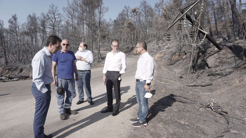 Επίσκεψη στις περιοχές που έπληξαν οι φωτιές στην Αττική / Φωτογραφία: ΔΕΔΔΗΕ