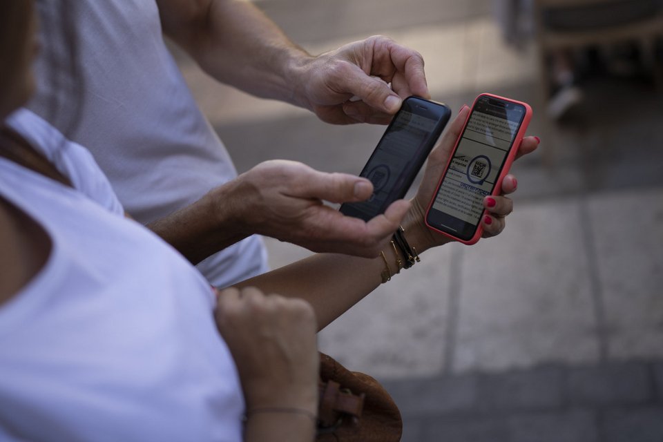 Μια νέα πραγματικότητα ξεκίνησε με το υγειονομικό πάσο στη Γαλλία / Φωτογραφία: AP Photos