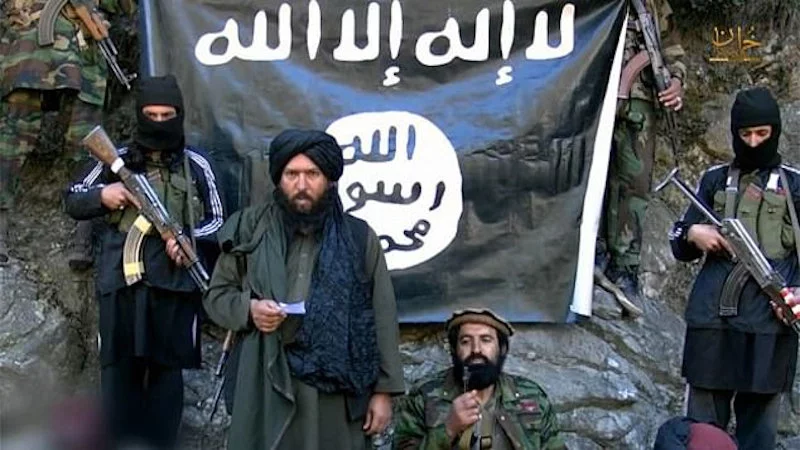 Ο  πρώτος ηγέτης του βραχίονα του ISIS στο Αφγανιστάν ήταν ο Χαφίζ Σαϊντ Χαν (στο κέντρο), πρώην διοικητής των Ταλιμπάν στο Πακιστάν