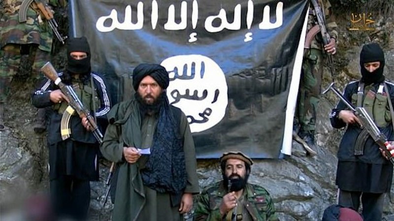 Ο πρώτος ηγέτης του βραχίονα του ISIS στο Αφγανιστάν ήταν ο Χαφίζ Σαϊντ Χαν (στο κέντρο), πρώην διοικητής των Ταλιμπάν στο Πακιστάν