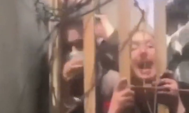 Aπελπισμένοι Αφγανοί πολιορκούν το αεροδρόμιο της Καμπούλ για να φύγουν μ' ένα από τα αεροπλάνα της προσφυγιάς