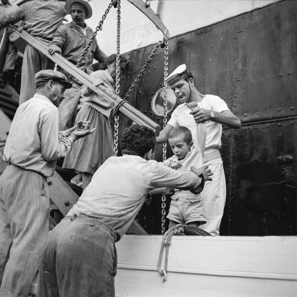 Μετεπιβίβαση σε λέμβο, Μύκονος 1955