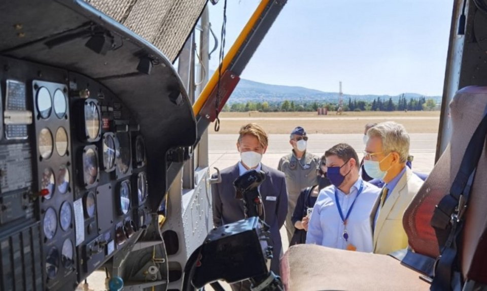 Ο κ. Χαρδαλιάς ευχαρίστησε θερμά τον πρέσβη των ΗΠΑ για την έμπρακτη βοήθεια προς την Ελλάδα / Φωτογραφία: ΓΓΠΠ