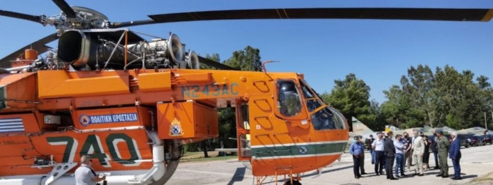 Συνομιλία με τα πληρώματα των ελικοπτέρων / Φωτογραφία: ΓΓΠΠ