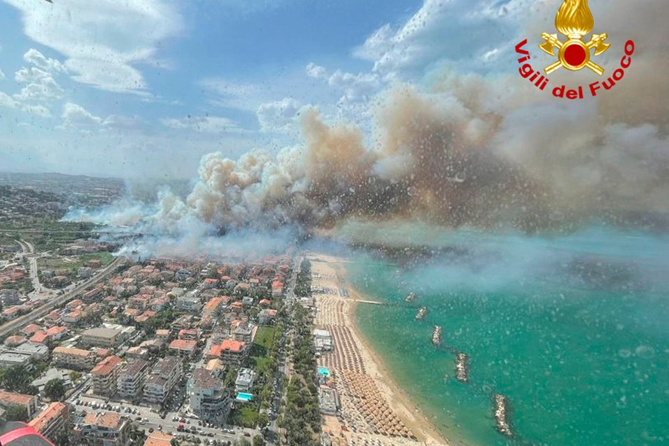 Μαύροι καπνοί στον ουρανό της Πεσκάρα από την πυρκαγιά που αποτέφρωσε ιστορικό πευκώνα
