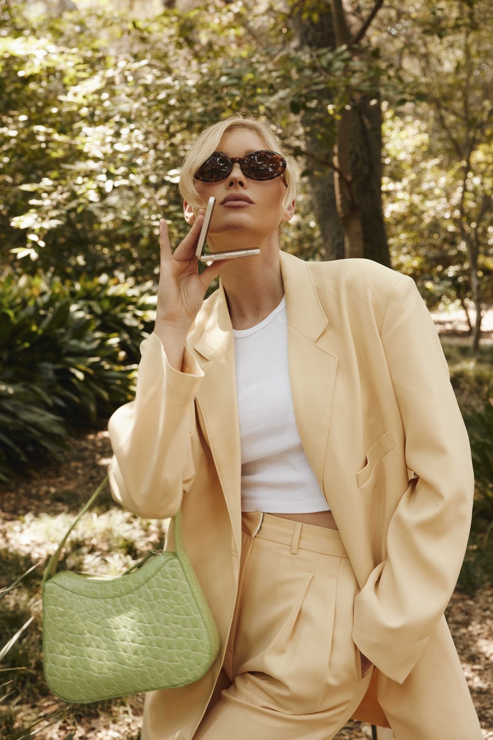Tο supermodel Elsa Hosk με το Samsung Galaxy Z Flip3