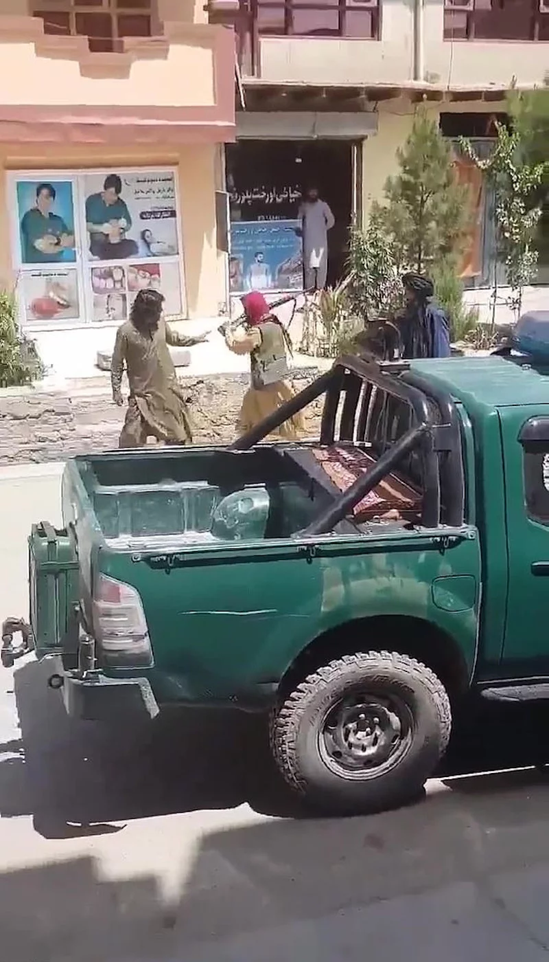 https://www.iefimerida.gr/sites/default/files/styles/in_article/public/article-images/2021-08/Taliban-beating-riffle-butts.jpg.webp?itok=qFXnc2uP