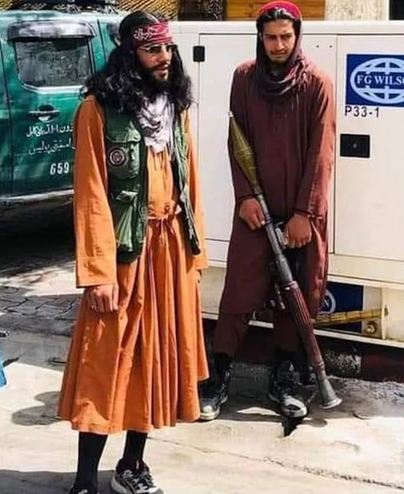 https://www.iefimerida.gr/sites/default/files/styles/in_article/public/article-images/2021-08/Taliban-western-accesories_0.jpg.webp?itok=Z4Pp9sSJ
