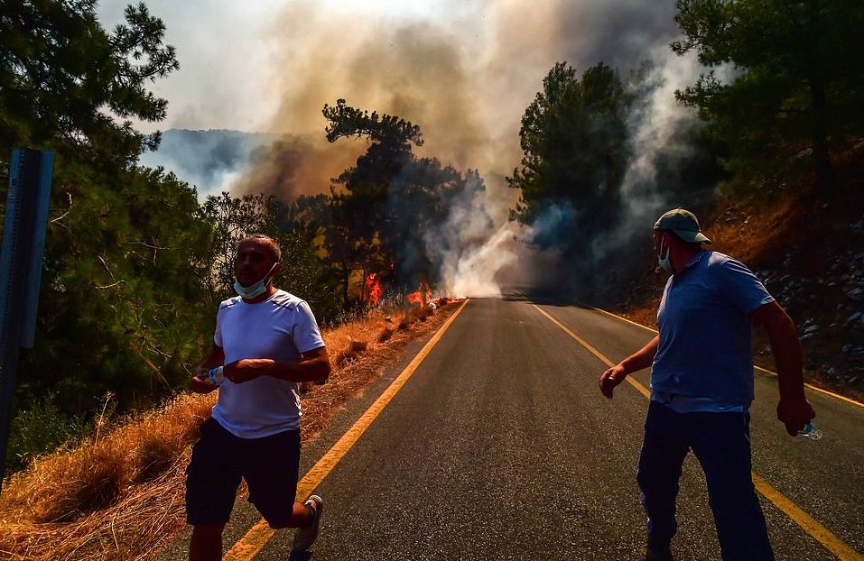 Κάτοικοι τρέχουν να σωθούν από πυρκαγιά κοντά στα Μούγλα της Τουρκίας