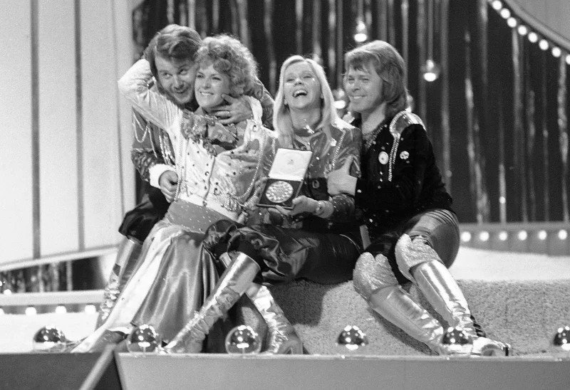 Οι ABBA πανηγυρίζουν τη νίκη τους στη Eurovision το 1974