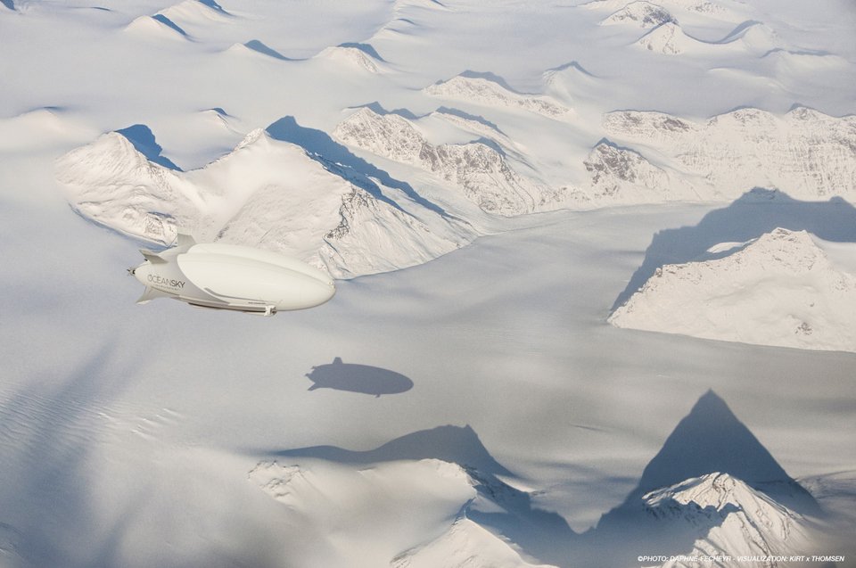 Αερόπλοιο πάνω από παγωμένα βουνά