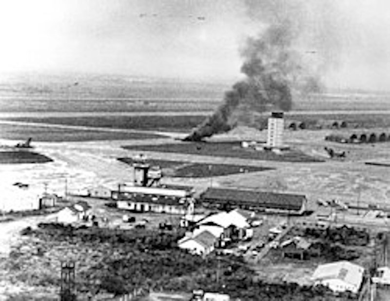Στις φλόγες κτίρια της αεροπορικής βάσης Ταν Σον Νχουτ στη Σαϊγκόν στις 29 Απριλίου 1975