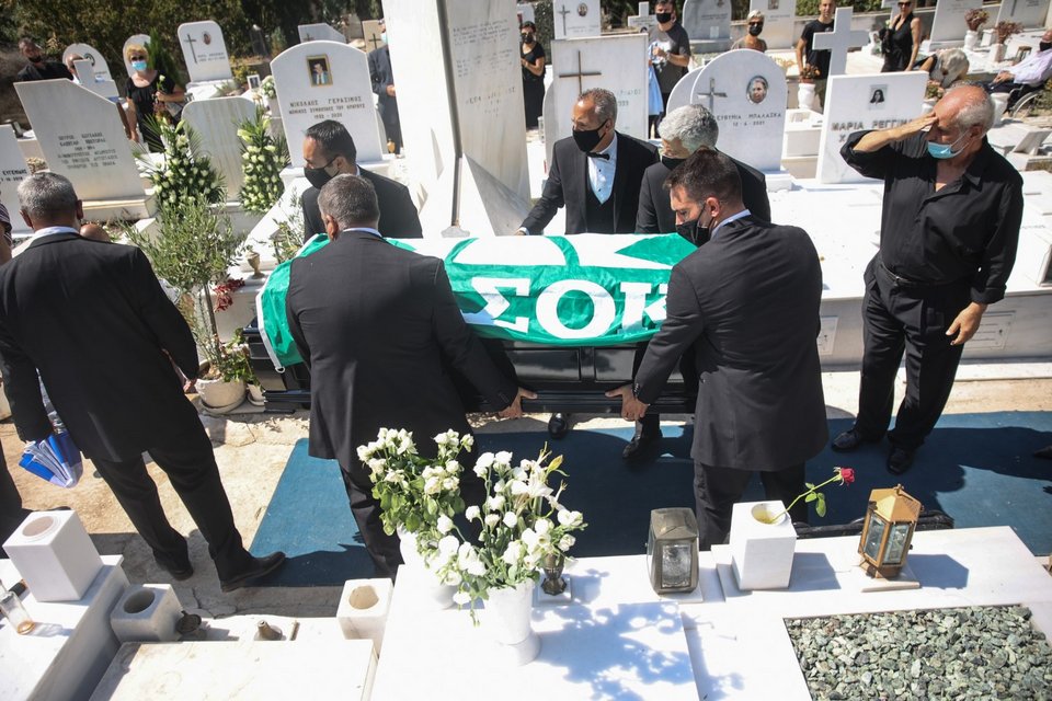 Το φέρετρο με τον Ακη Τσοχατζόπουλο με τη σημαία του ΠΑΣΟΚ / Φωτογραφία: Intimenews/ΤΖΑΜΑΡΟΣ ΠΑΝΑΓΙΩΤΗΣ 