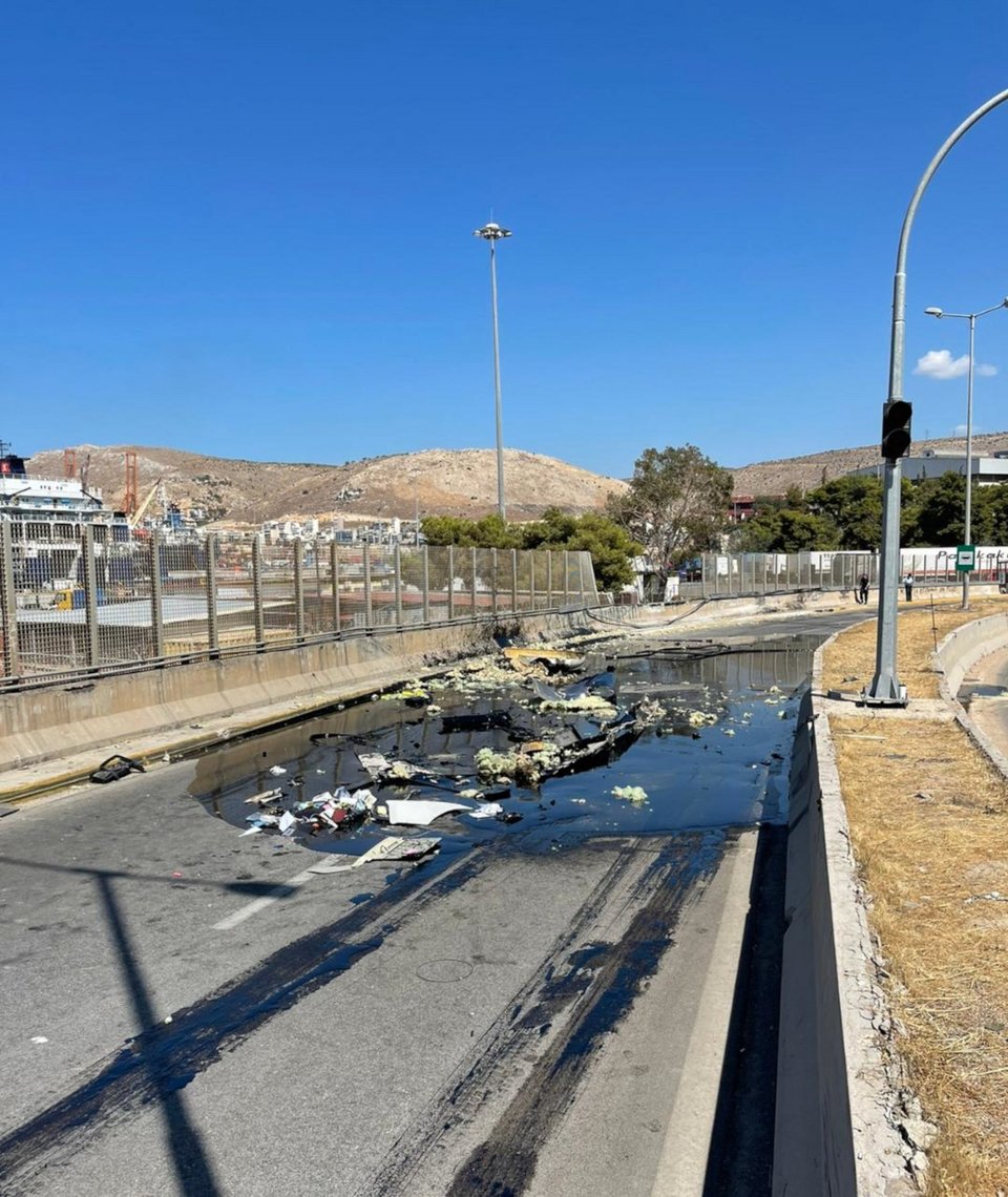 Προκλήθηκαν σημαντικές ζημιές στο οδόστρωμα / Φωτογραφία: Περιφέρεια Αττικής